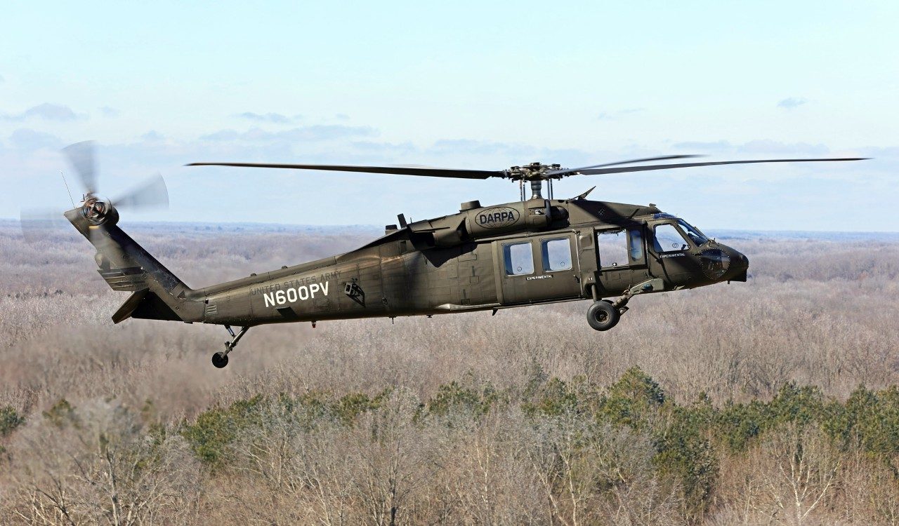安全、可靠和无人居住的:首先自治黑鹰®直升机飞行