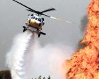 洛杉矶县消防部门的FIREHAWK®在Towsley峡谷快速移动的火焰上制造水滴。(Hans Gutknecht摄)