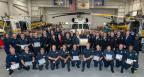 参加2018年11月伍尔西火灾战斗的洛杉矶县消防局空中作战科的成员与他们的西科斯基救援和维护奖合影。该组还获得了西科斯基人道主义奖。图片来源:洛杉矶县消防局