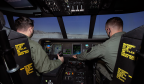海军陆战队飞行员在CH-53K集装箱飞行训练设备(CFTD)中体验高度沉浸式的虚拟环境。