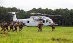 2021年6月10日，美国海军陆战队第2团第1营的海军陆战队员准备登上CH-53K直升机，在北卡罗来纳州勒琼海军陆战队基地进行空中突击训练。摄影:Lance下士Yuritzy Gomez