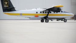 美国陆军/洛·马公司的MFEW-AL第一阶段吊舱系统在替代飞机上飞行，在新泽西州莱克赫斯特的美国陆军C5ISR飞行活动中进行风险降低飞行测试。(来源:美国陆军)